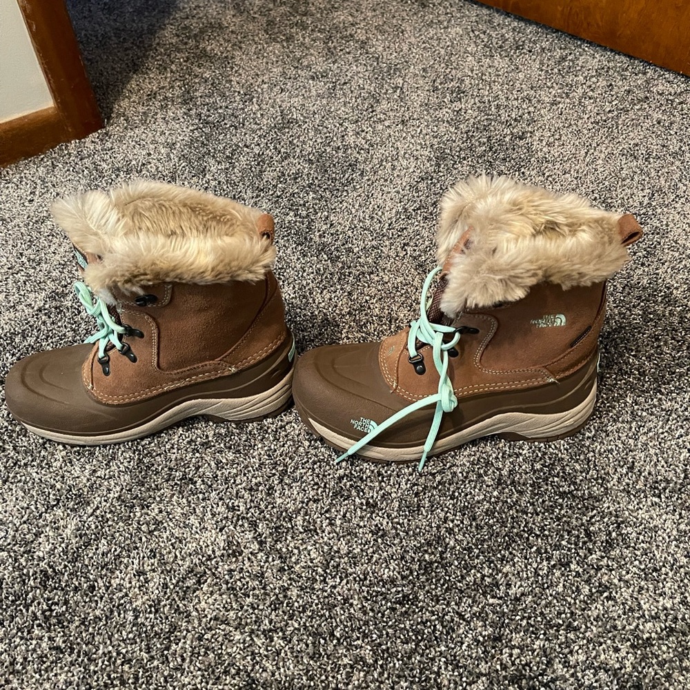 Women’s north face snow boots size 7